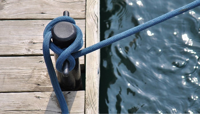 وارد کردن نیروی بیش از ظرفیت طناب، می‌تواند در دراز مدت باعث آسیب به الیاف مصنوعی طناب شود.